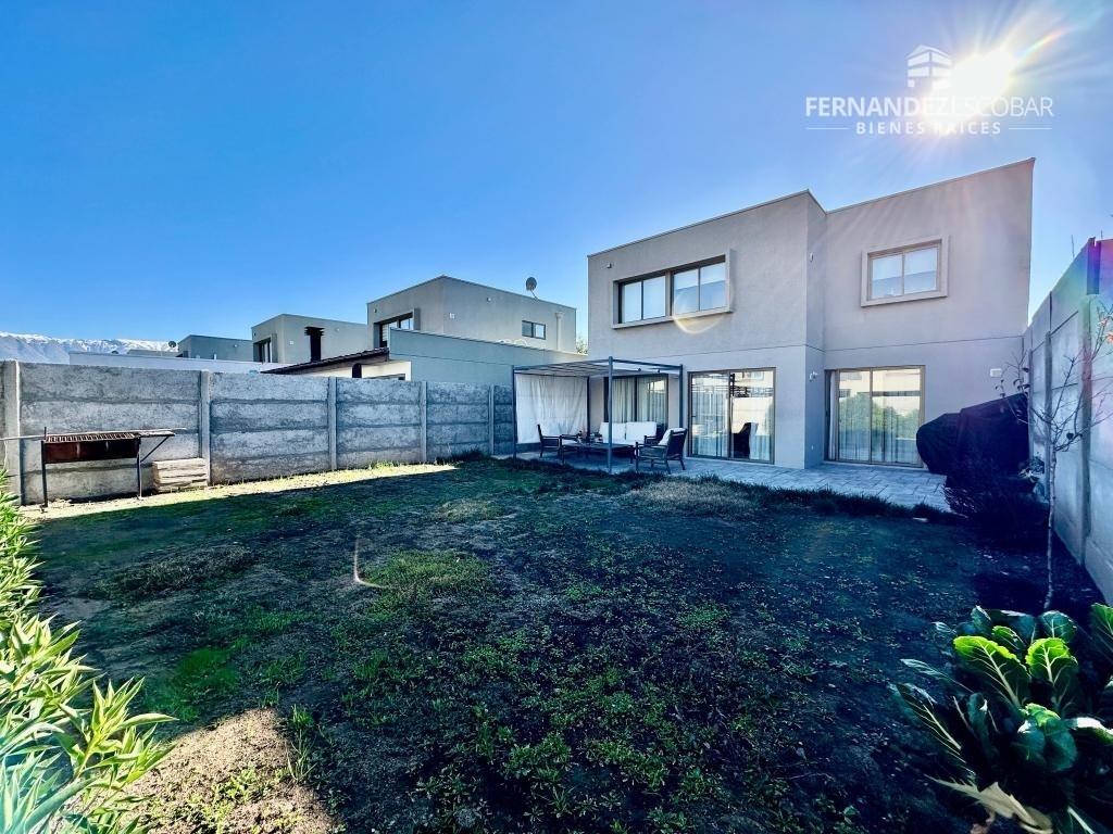 SAN FELIPE - VENDE CASA DOS PISOS 4D 3B - COND. ALTOS DE MONASTERIO
