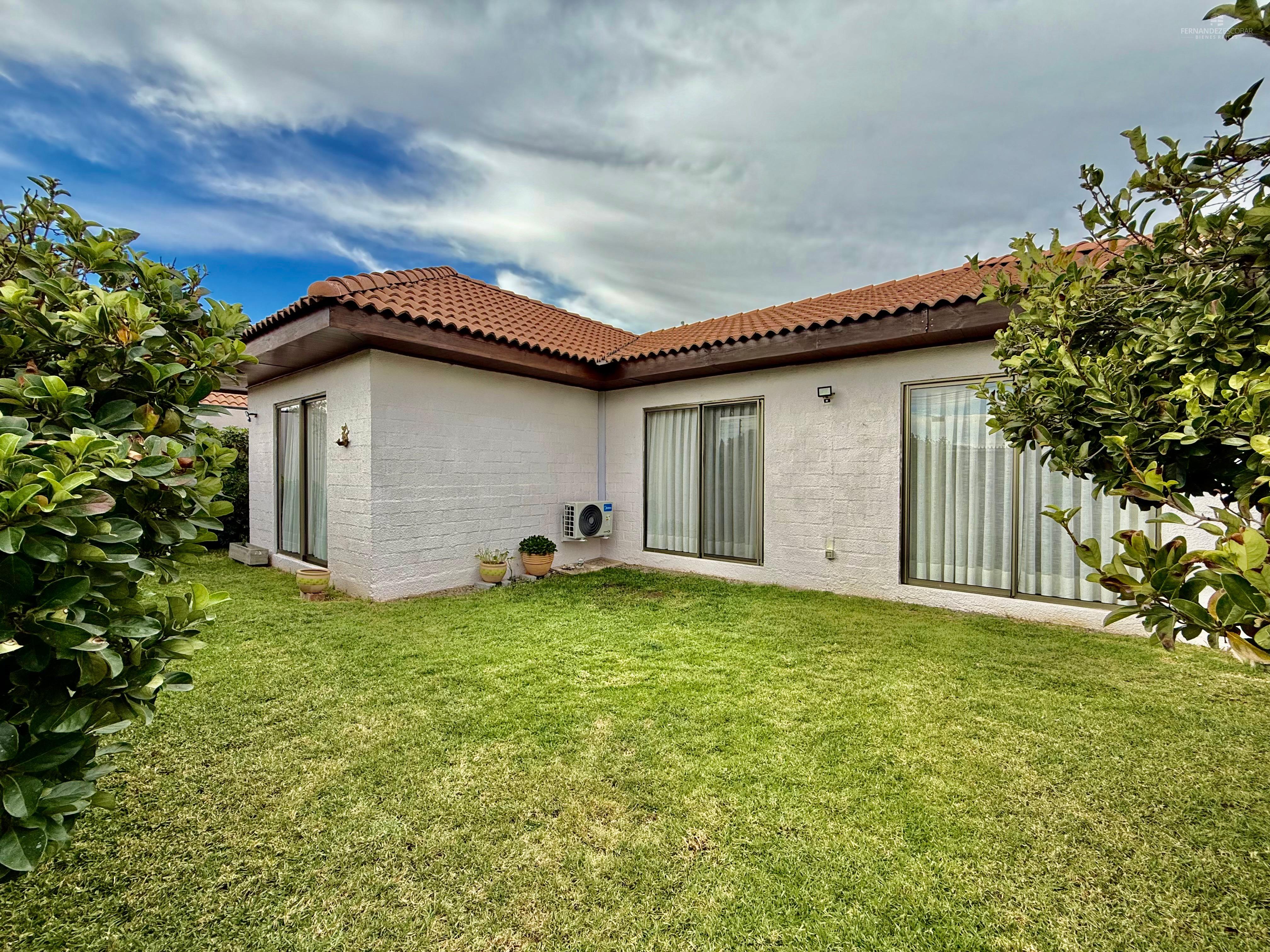 SAN ESTEBAN - VENDE CASA 3D 2B 1E COND. LOS SOLARES