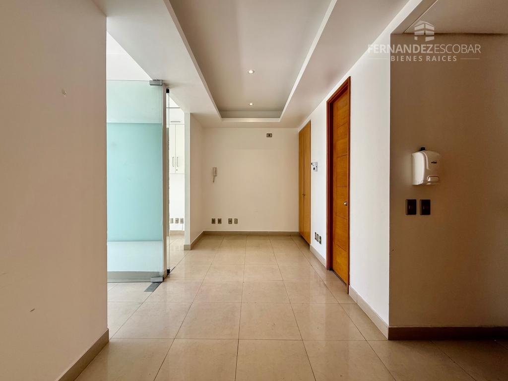 REÑACA - ARRIENDA OFICINA CON DOS PRIVADOS EN PLENO CENTRO